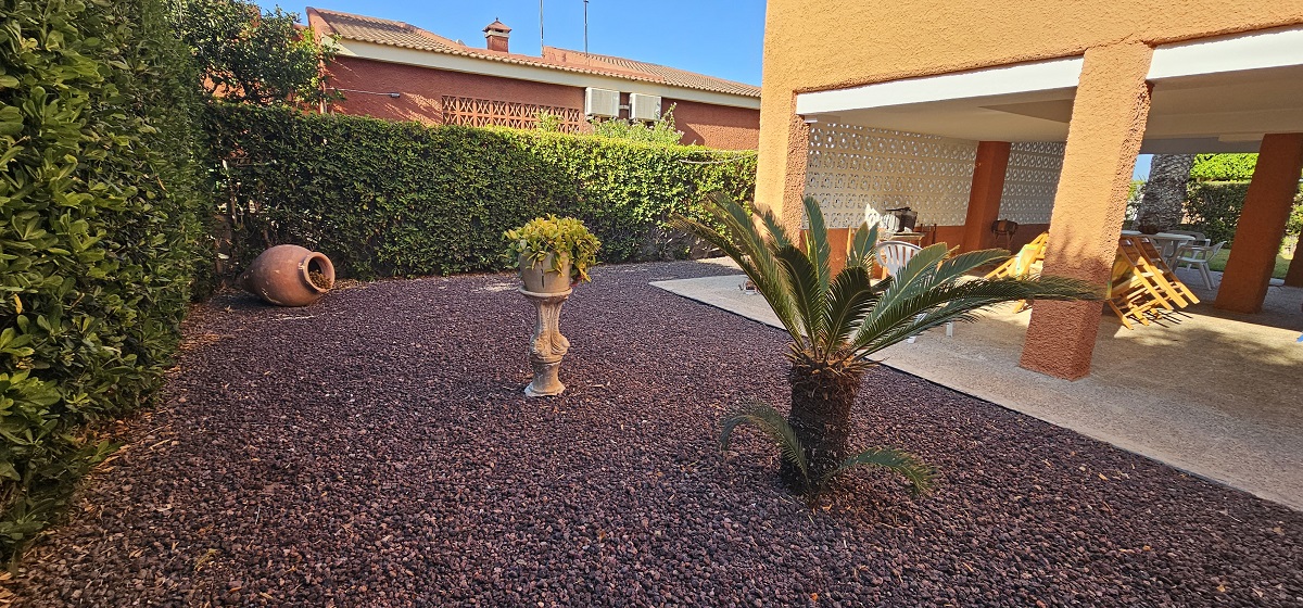 CHALET INDEPENDIENTE EN SEGUNDA LÍNEA DE LA VELETA CON PARCELA DE 840 M²