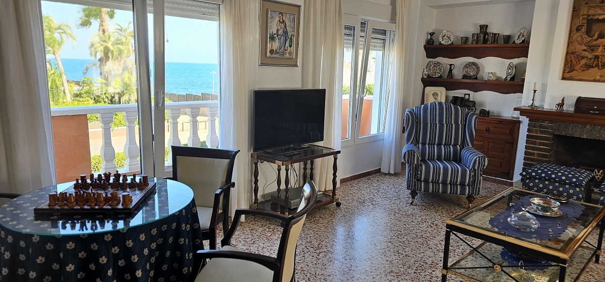CHALET INDEPENDIENTE EN SEGUNDA LÍNEA DE LA VELETA CON PARCELA DE 840 M²