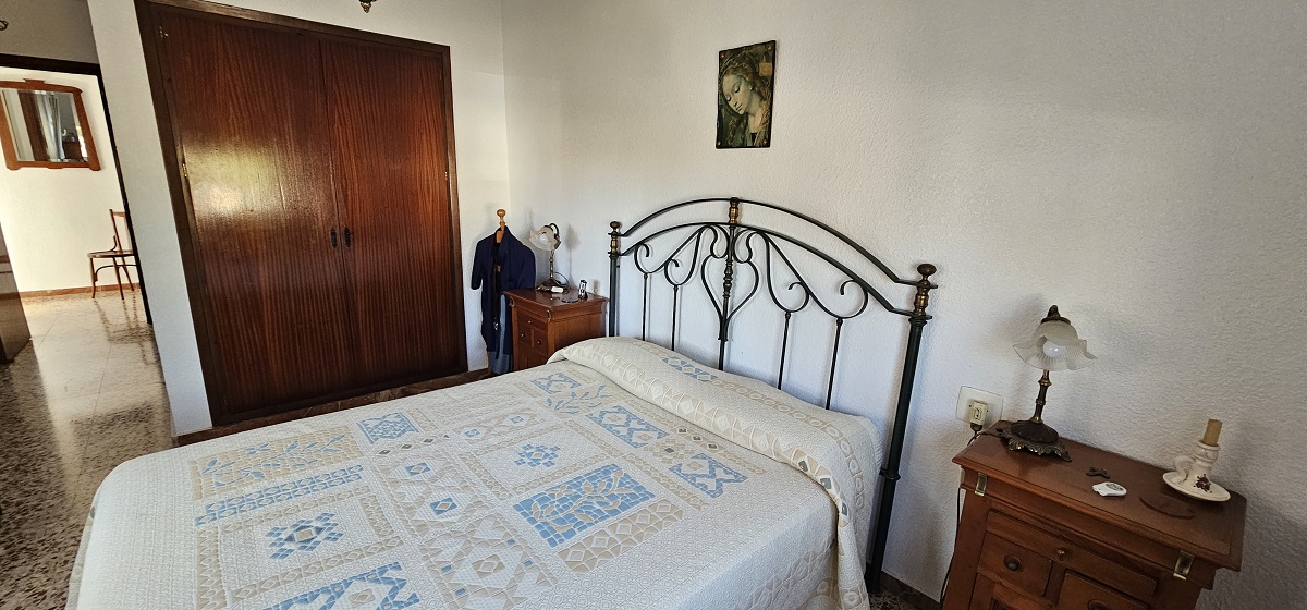 CHALET INDEPENDIENTE EN SEGUNDA LÍNEA DE LA VELETA CON PARCELA DE 840 M²