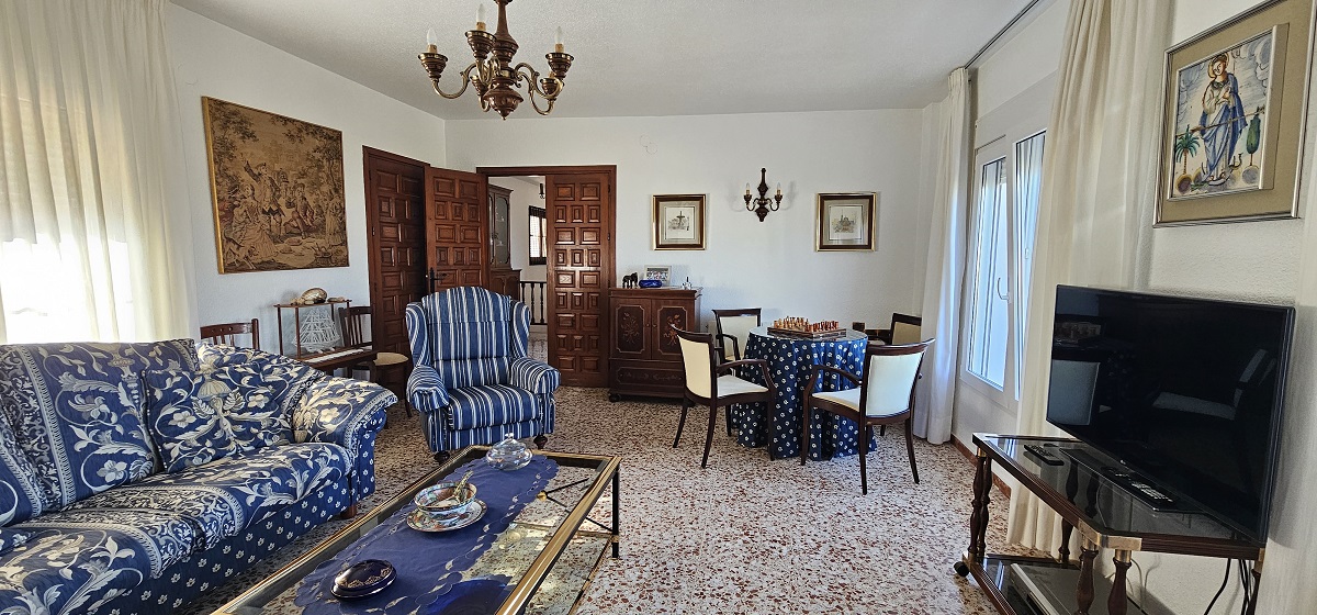 CHALET INDEPENDIENTE EN SEGUNDA LÍNEA DE LA VELETA CON PARCELA DE 840 M²