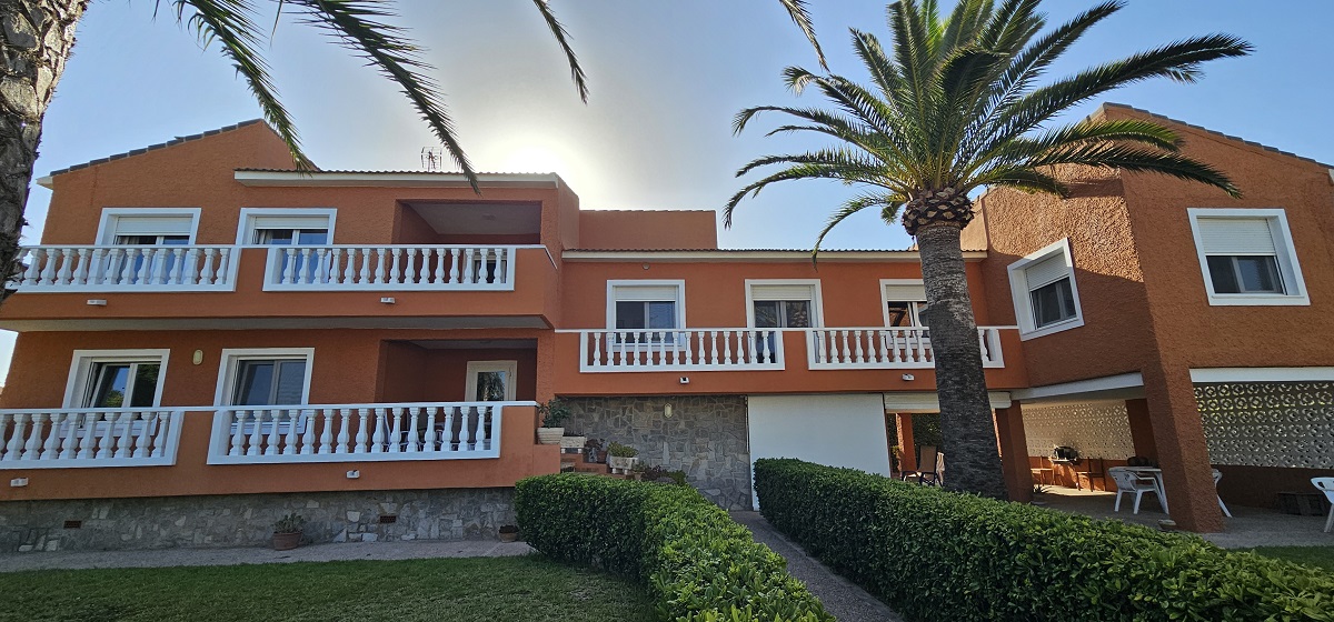 CHALET INDEPENDIENTE EN SEGUNDA LÍNEA DE LA VELETA CON PARCELA DE 840 M²