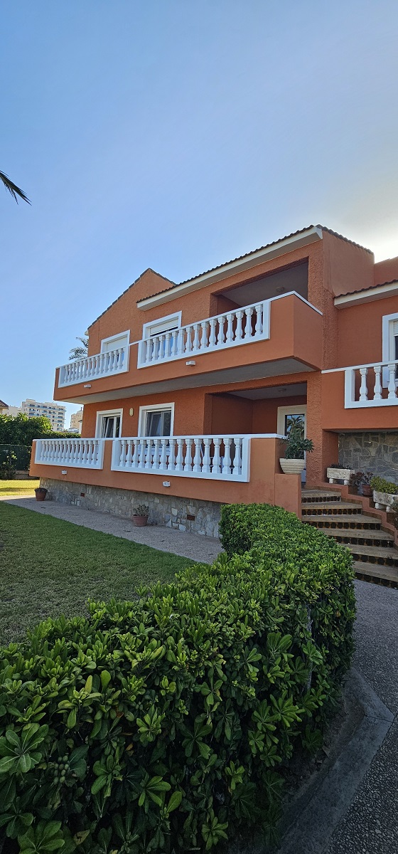 CHALET INDEPENDIENTE EN SEGUNDA LÍNEA DE LA VELETA CON PARCELA DE 840 M²