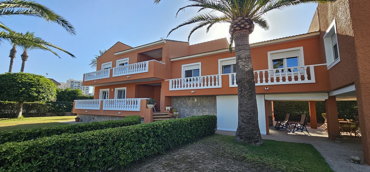 CHALET INDEPENDIENTE EN SEGUNDA LÍNEA DE LA VELETA CON PARCELA DE 840 M²