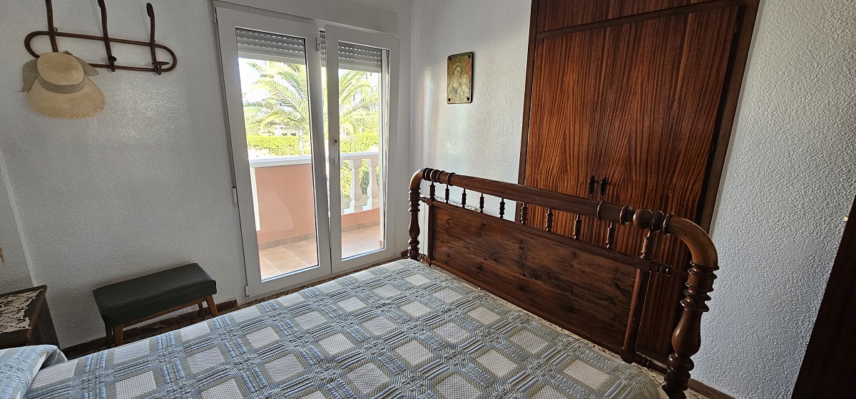 CHALET INDEPENDIENTE EN SEGUNDA LÍNEA DE LA VELETA CON PARCELA DE 840 M²