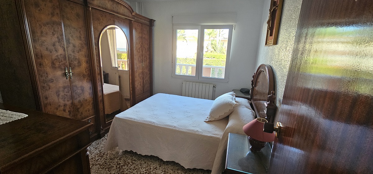 CHALET INDEPENDIENTE EN SEGUNDA LÍNEA DE LA VELETA CON PARCELA DE 840 M²