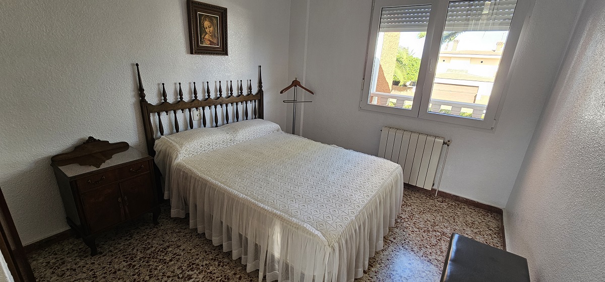 CHALET INDEPENDIENTE EN SEGUNDA LÍNEA DE LA VELETA CON PARCELA DE 840 M²