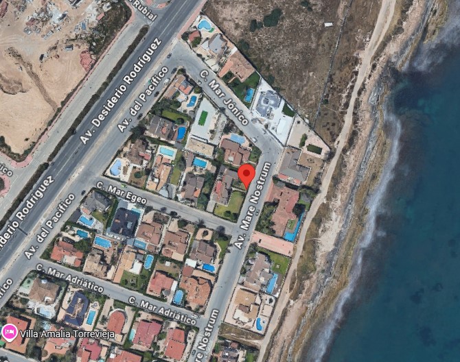 CHALET INDEPENDIENTE EN SEGUNDA LÍNEA DE LA VELETA CON PARCELA DE 840 M²