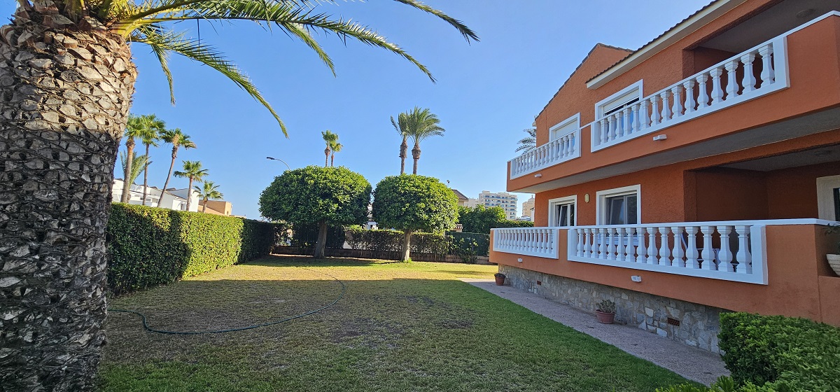 CHALET INDEPENDIENTE EN SEGUNDA LÍNEA DE LA VELETA CON PARCELA DE 840 M²