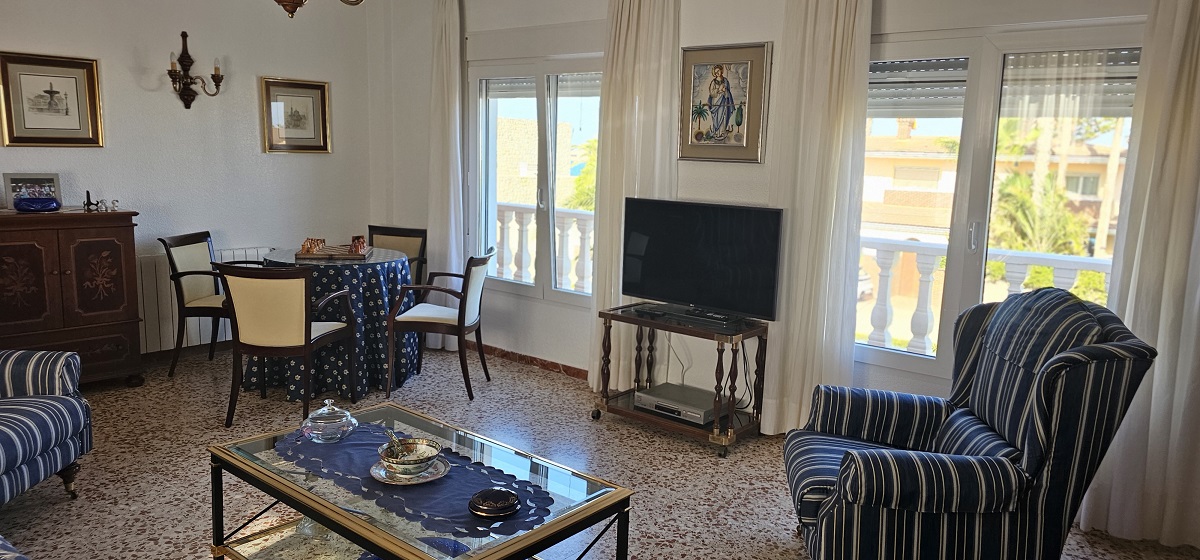 CHALET INDEPENDIENTE EN SEGUNDA LÍNEA DE LA VELETA CON PARCELA DE 840 M²
