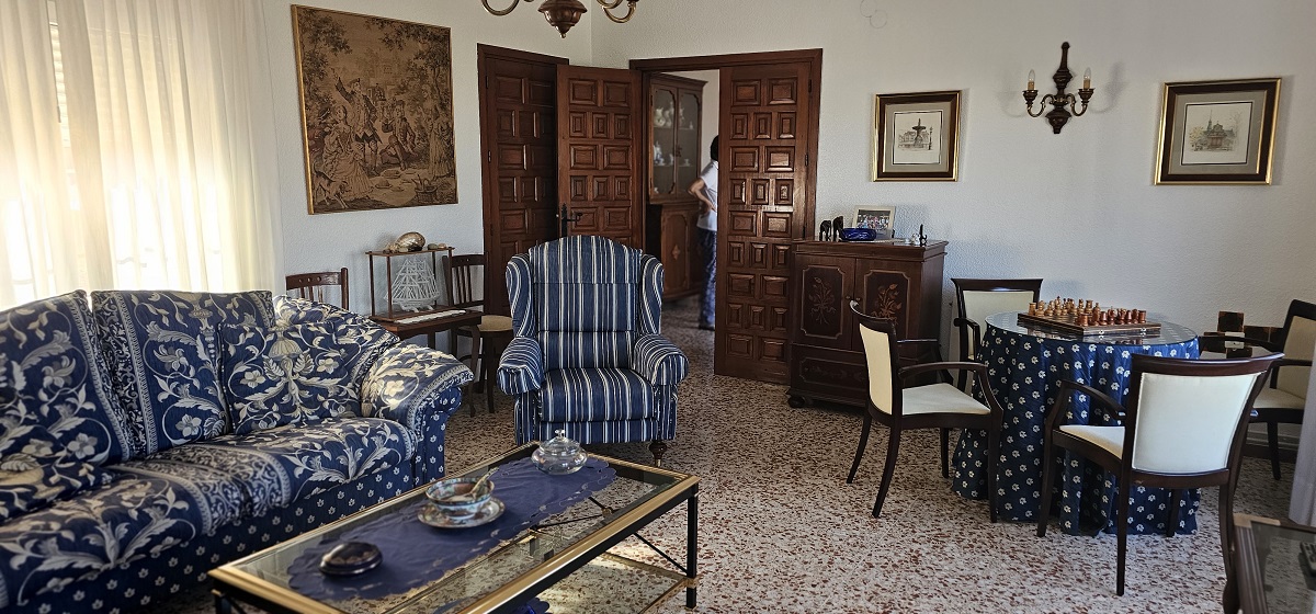 CHALET INDEPENDIENTE EN SEGUNDA LÍNEA DE LA VELETA CON PARCELA DE 840 M²