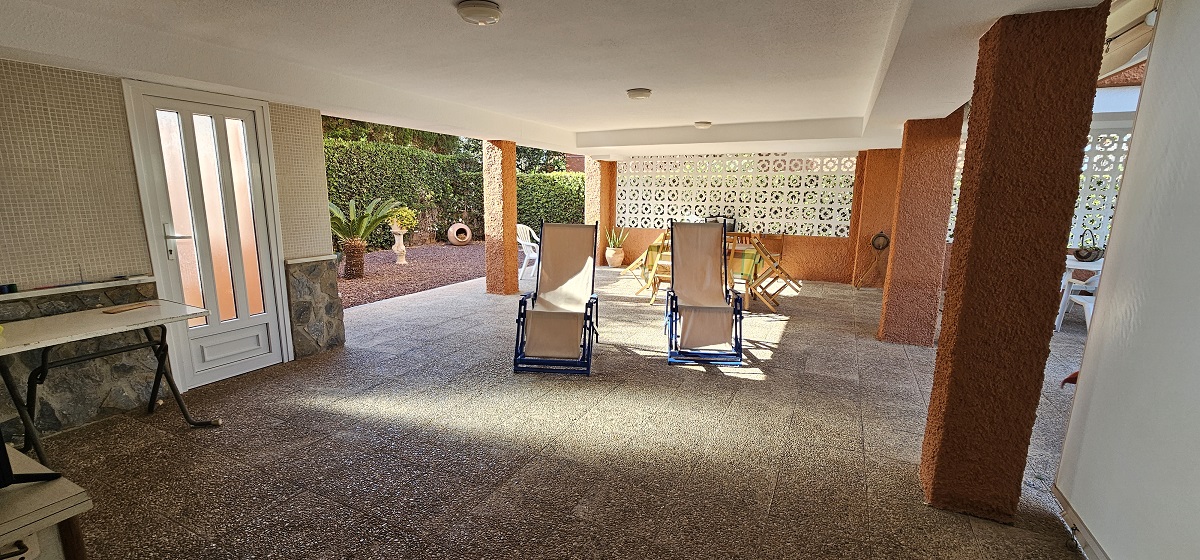 CHALET INDEPENDIENTE EN SEGUNDA LÍNEA DE LA VELETA CON PARCELA DE 840 M²