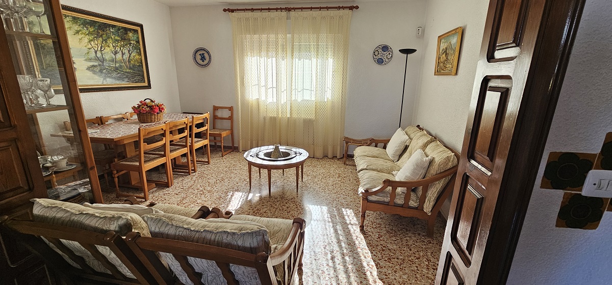 CHALET INDEPENDIENTE EN SEGUNDA LÍNEA DE LA VELETA CON PARCELA DE 840 M²