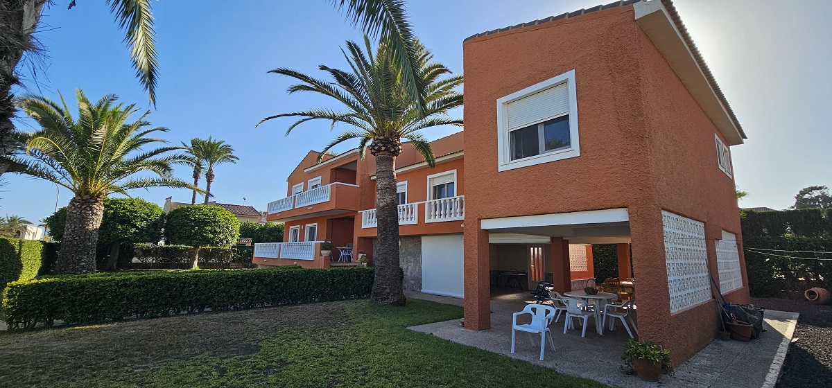 CHALET INDEPENDIENTE EN SEGUNDA LÍNEA DE LA VELETA CON PARCELA DE 840 M²