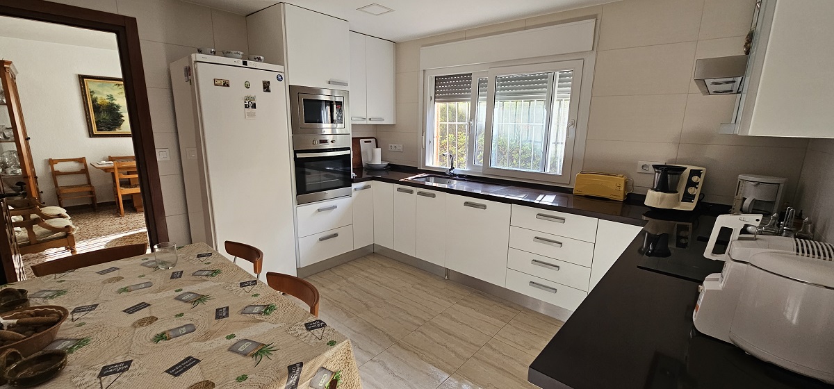CHALET INDEPENDIENTE EN SEGUNDA LÍNEA DE LA VELETA CON PARCELA DE 840 M²