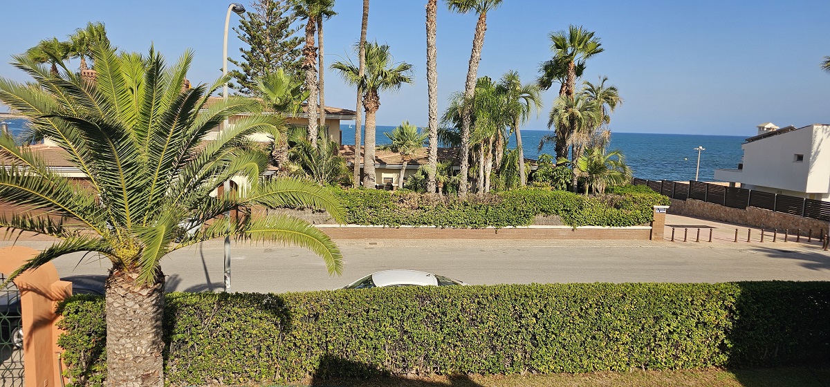 CHALET INDEPENDIENTE EN SEGUNDA LÍNEA DE LA VELETA CON PARCELA DE 840 M²