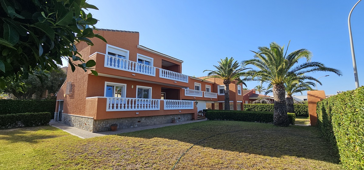 CHALET INDEPENDIENTE EN SEGUNDA LÍNEA DE LA VELETA CON PARCELA DE 840 M²