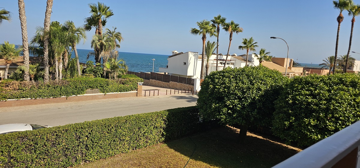 CHALET INDEPENDIENTE EN SEGUNDA LÍNEA DE LA VELETA CON PARCELA DE 840 M²