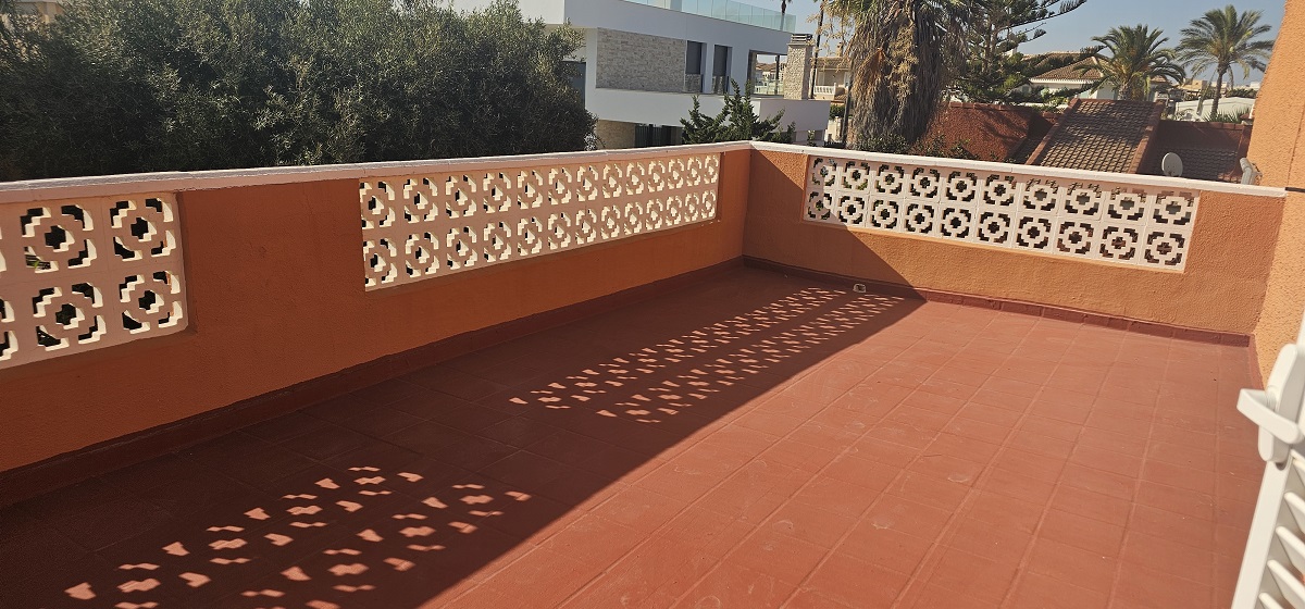 CHALET INDEPENDIENTE EN SEGUNDA LÍNEA DE LA VELETA CON PARCELA DE 840 M²