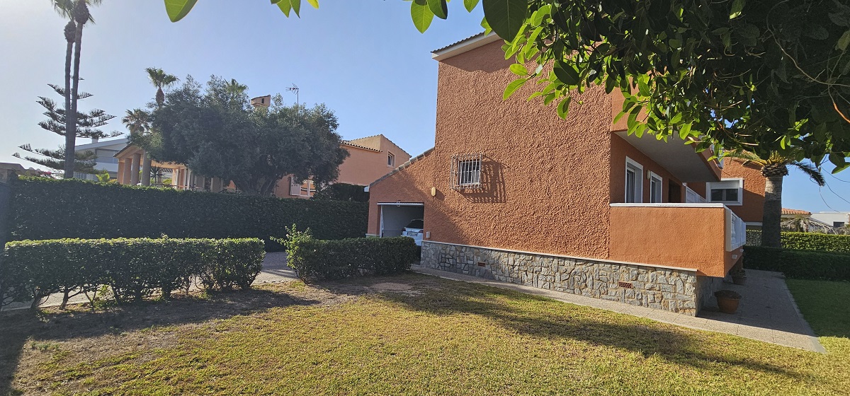 CHALET INDEPENDIENTE EN SEGUNDA LÍNEA DE LA VELETA CON PARCELA DE 840 M²