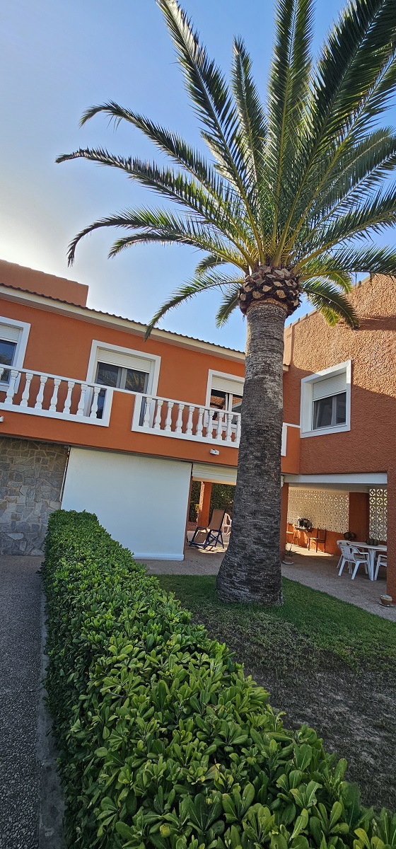 CHALET INDEPENDIENTE EN SEGUNDA LÍNEA DE LA VELETA CON PARCELA DE 840 M²