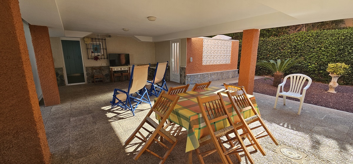CHALET INDEPENDIENTE EN SEGUNDA LÍNEA DE LA VELETA CON PARCELA DE 840 M²