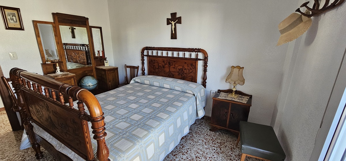 CHALET INDEPENDIENTE EN SEGUNDA LÍNEA DE LA VELETA CON PARCELA DE 840 M²