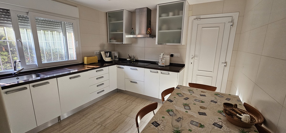 CHALET INDEPENDIENTE EN SEGUNDA LÍNEA DE LA VELETA CON PARCELA DE 840 M²