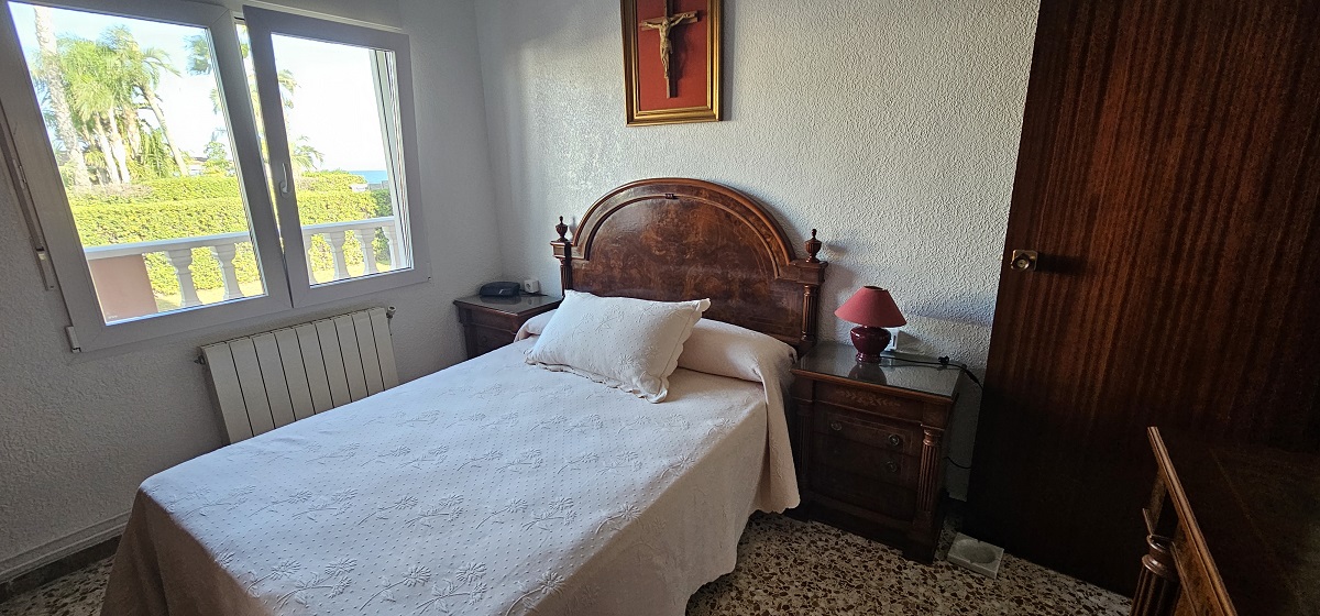 CHALET INDEPENDIENTE EN SEGUNDA LÍNEA DE LA VELETA CON PARCELA DE 840 M²