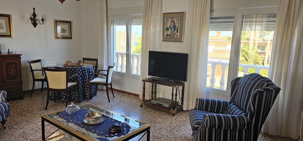 CHALET INDEPENDIENTE EN SEGUNDA LÍNEA DE LA VELETA CON PARCELA DE 840 M²