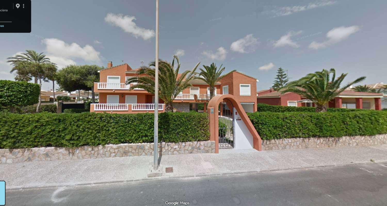 CHALET INDEPENDIENTE EN SEGUNDA LÍNEA DE LA VELETA CON PARCELA DE 840 M²