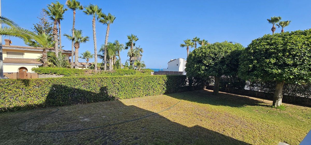 CHALET INDEPENDIENTE EN SEGUNDA LÍNEA DE LA VELETA CON PARCELA DE 840 M²