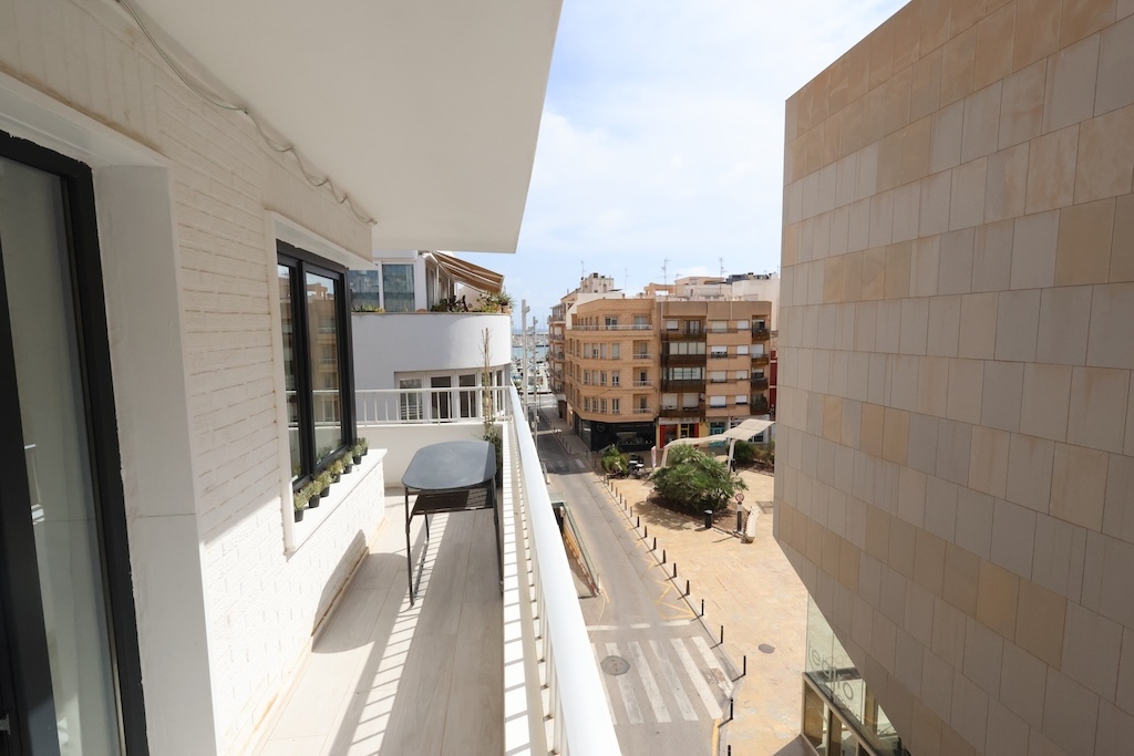 ÁTICO ESQUINA TOTALMENTE REFORMADO CON VISTAS AL MAR, ORIENTACIÓN SUR Y AMPLIA TERRAZA EN EL CENTRO DE TORREVIEJA