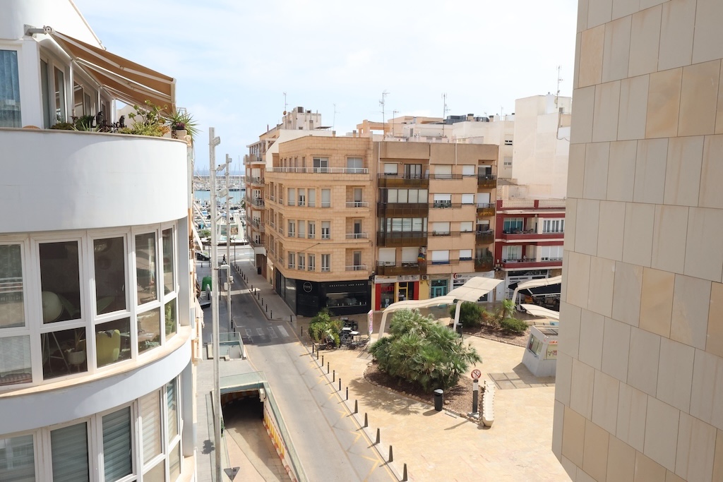 ÁTICO ESQUINA TOTALMENTE REFORMADO CON VISTAS AL MAR, ORIENTACIÓN SUR Y AMPLIA TERRAZA EN EL CENTRO DE TORREVIEJA
