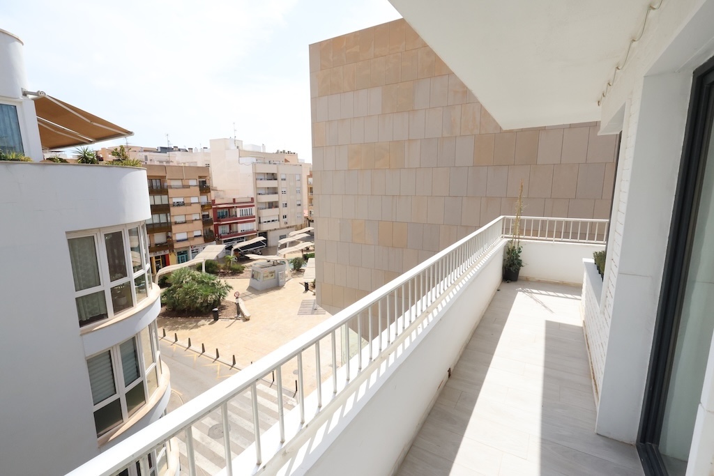ÁTICO ESQUINA TOTALMENTE REFORMADO CON VISTAS AL MAR, ORIENTACIÓN SUR Y AMPLIA TERRAZA EN EL CENTRO DE TORREVIEJA