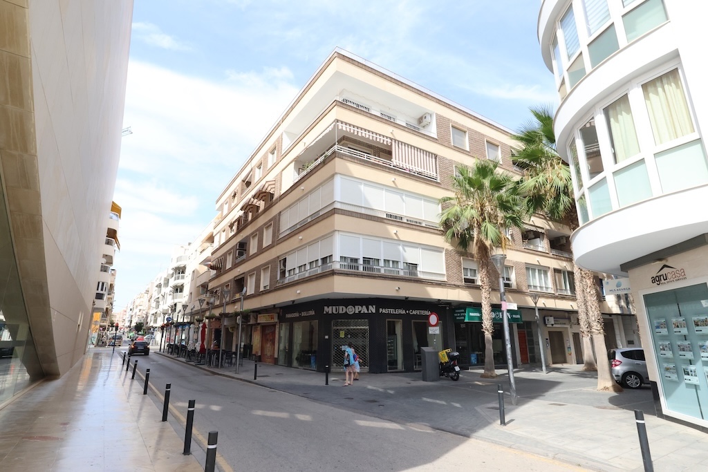 ÁTICO ESQUINA TOTALMENTE REFORMADO CON VISTAS AL MAR, ORIENTACIÓN SUR Y AMPLIA TERRAZA EN EL CENTRO DE TORREVIEJA