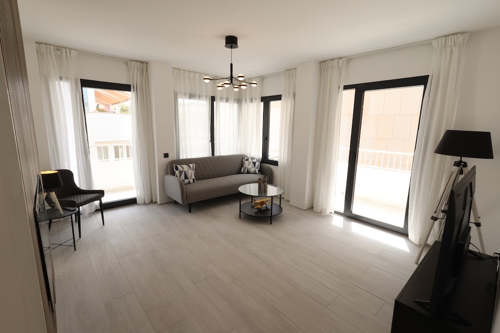 ÁTICO ESQUINA TOTALMENTE REFORMADO CON VISTAS AL MAR, ORIENTACIÓN SUR Y AMPLIA TERRAZA EN EL CENTRO DE TORREVIEJA
