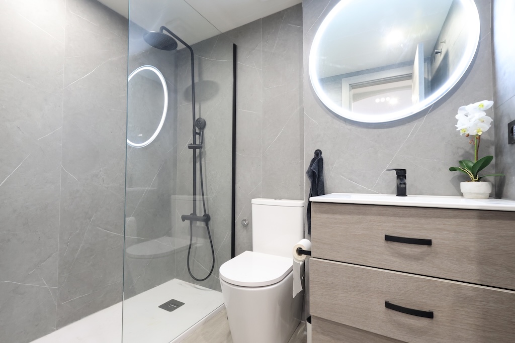APARTAMENTO TOTALMENTE REFORMADO EN AGUAMARINA, CAMPOAMOR, CON PISCINA Y PARKING PRIVADO