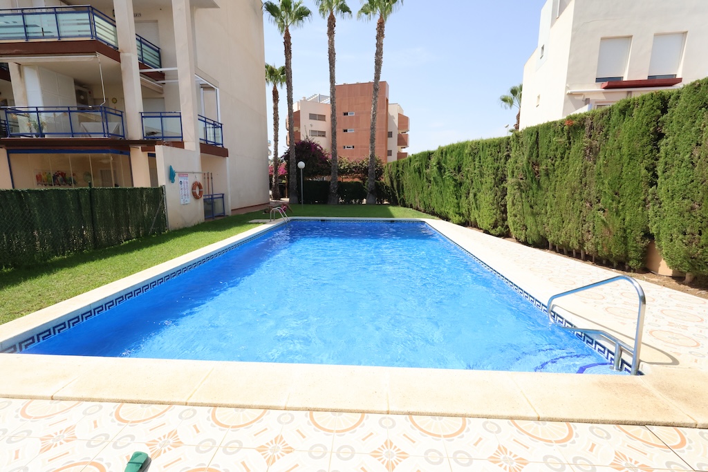 APARTAMENTO TOTALMENTE REFORMADO EN AGUAMARINA, CAMPOAMOR, CON PISCINA Y PARKING PRIVADO
