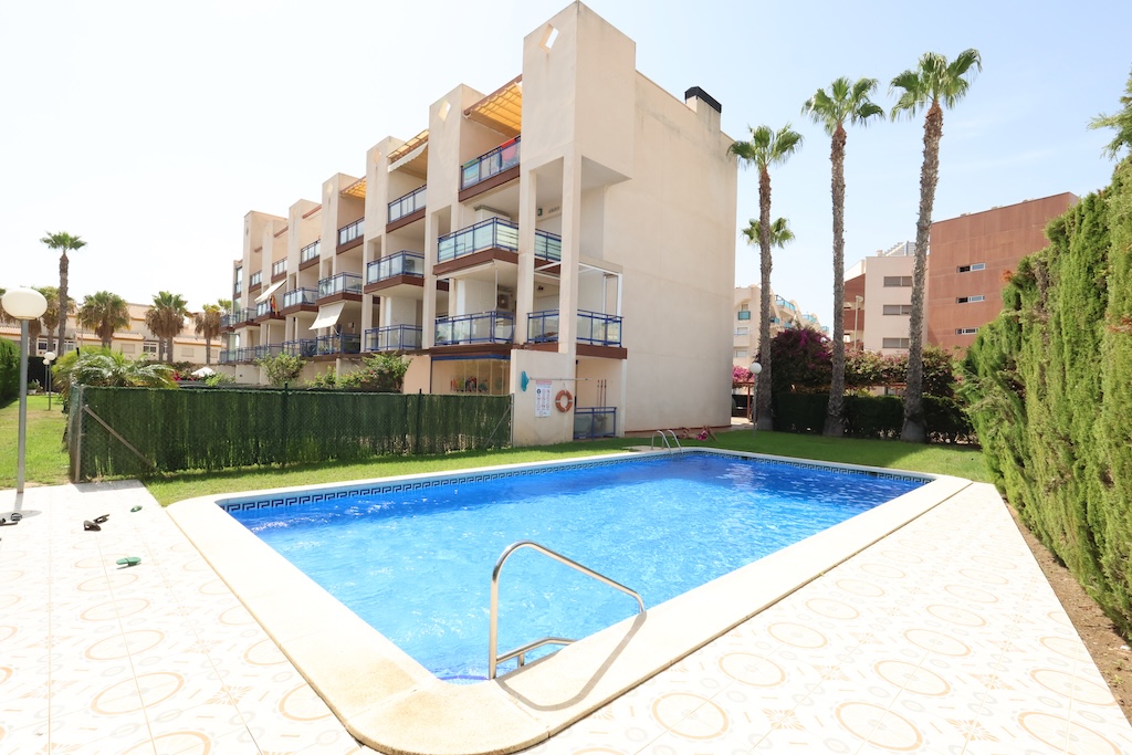 APARTAMENTO TOTALMENTE REFORMADO EN AGUAMARINA, CAMPOAMOR, CON PISCINA Y PARKING PRIVADO