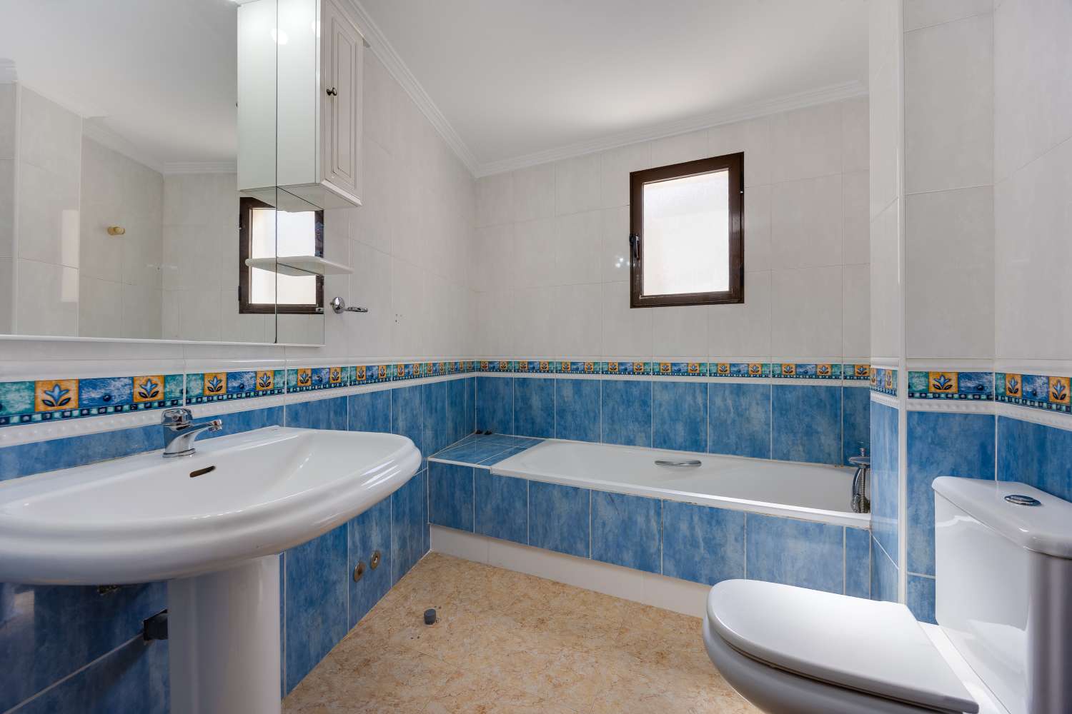 AMPLIO APARTAMENTO EN SAN MIGUEL DE SALINAS – 3 DORMITORIOS, 2 BAÑOS, PISCINA Y GARAJE