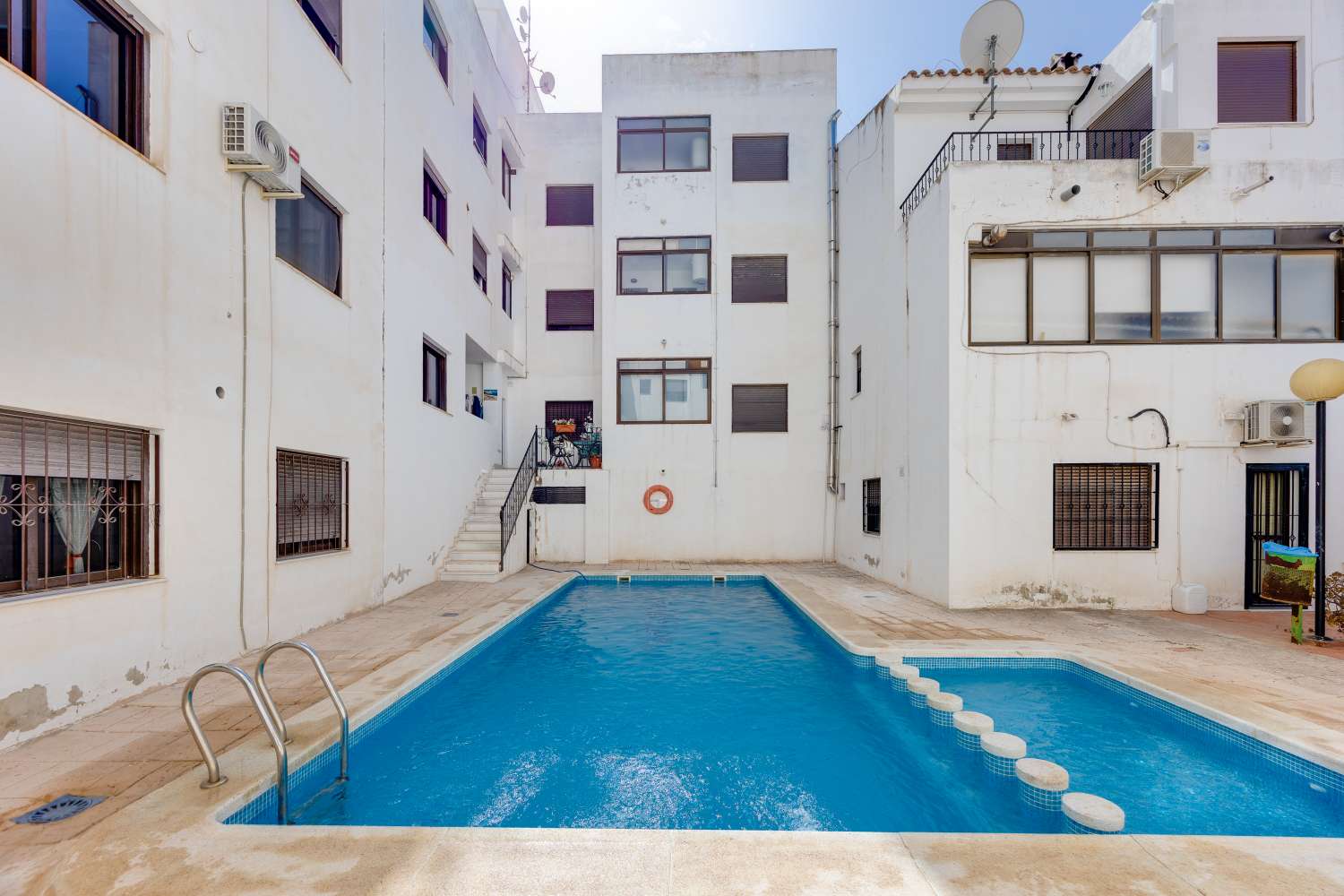 AMPLIO APARTAMENTO EN SAN MIGUEL DE SALINAS – 3 DORMITORIOS, 2 BAÑOS, PISCINA Y GARAJE