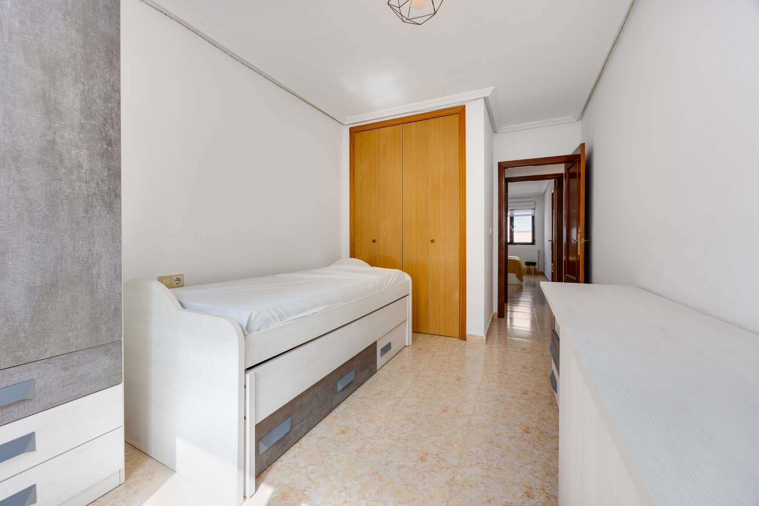 AMPLIO APARTAMENTO EN SAN MIGUEL DE SALINAS – 3 DORMITORIOS, 2 BAÑOS, PISCINA Y GARAJE