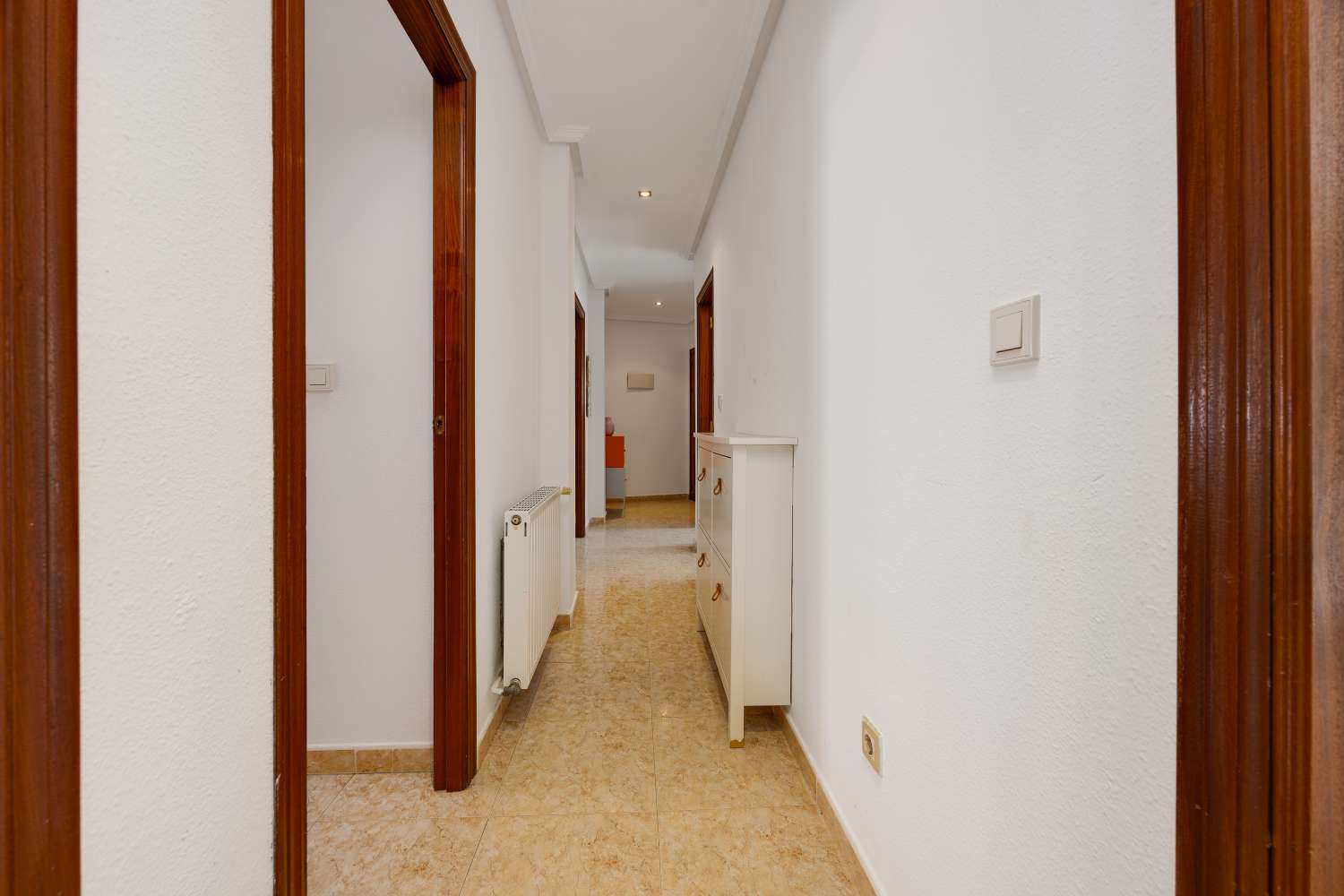 AMPLIO APARTAMENTO EN SAN MIGUEL DE SALINAS – 3 DORMITORIOS, 2 BAÑOS, PISCINA Y GARAJE