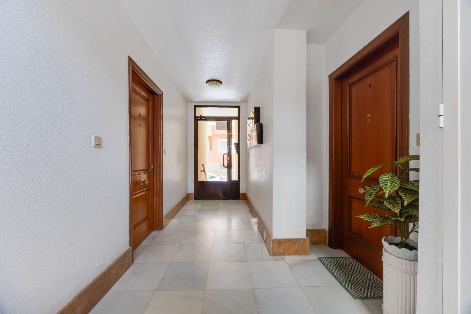 AMPLIO APARTAMENTO EN SAN MIGUEL DE SALINAS – 3 DORMITORIOS, 2 BAÑOS, PISCINA Y GARAJE