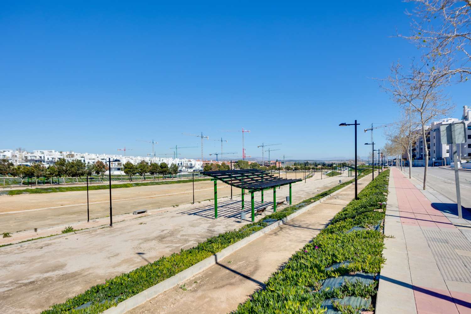 AMPLIO APARTAMENTO EN SAN MIGUEL DE SALINAS – 3 DORMITORIOS, 2 BAÑOS, PISCINA Y GARAJE