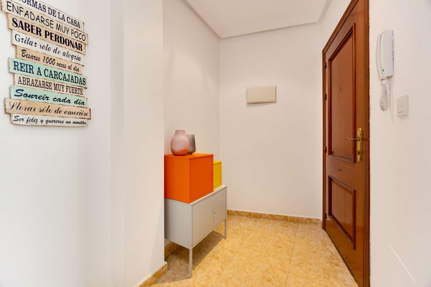 AMPLIO APARTAMENTO EN SAN MIGUEL DE SALINAS – 3 DORMITORIOS, 2 BAÑOS, PISCINA Y GARAJE