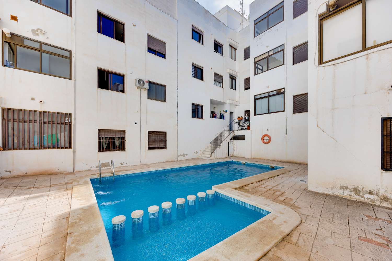 AMPLIO APARTAMENTO EN SAN MIGUEL DE SALINAS – 3 DORMITORIOS, 2 BAÑOS, PISCINA Y GARAJE