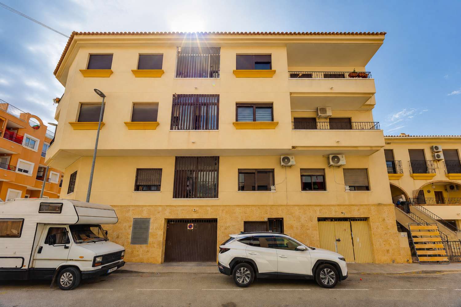 AMPLIO APARTAMENTO EN SAN MIGUEL DE SALINAS – 3 DORMITORIOS, 2 BAÑOS, PISCINA Y GARAJE