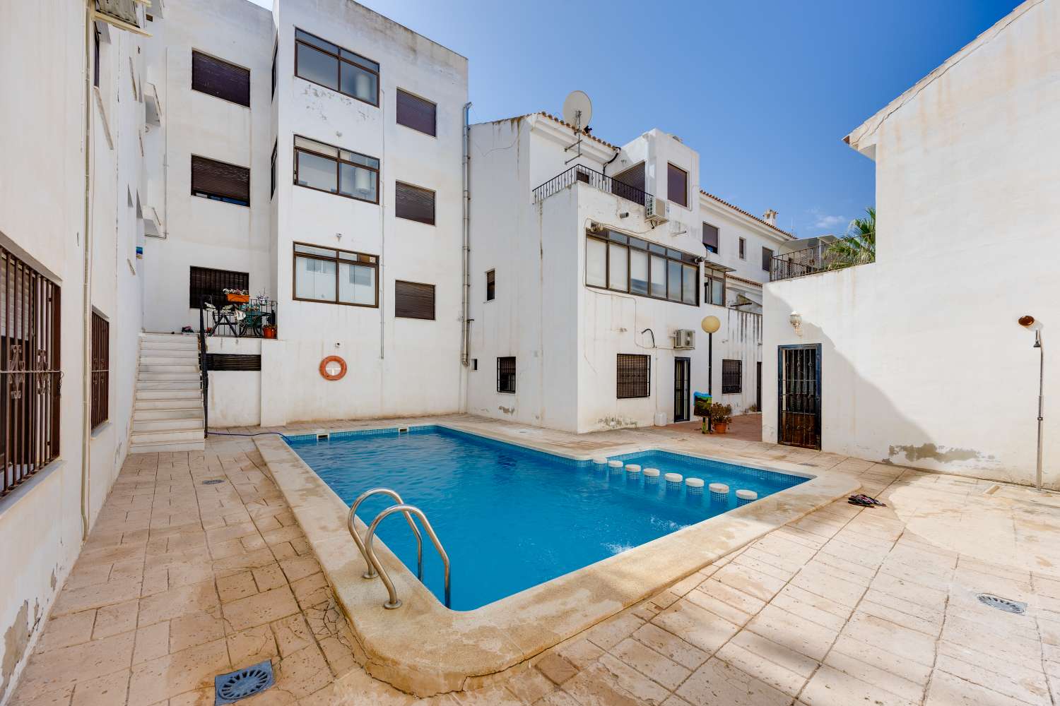 AMPLIO APARTAMENTO EN SAN MIGUEL DE SALINAS – 3 DORMITORIOS, 2 BAÑOS, PISCINA Y GARAJE
