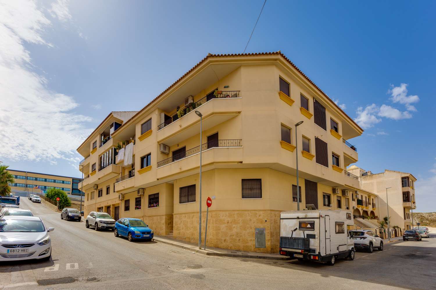 AMPLIO APARTAMENTO EN SAN MIGUEL DE SALINAS – 3 DORMITORIOS, 2 BAÑOS, PISCINA Y GARAJE